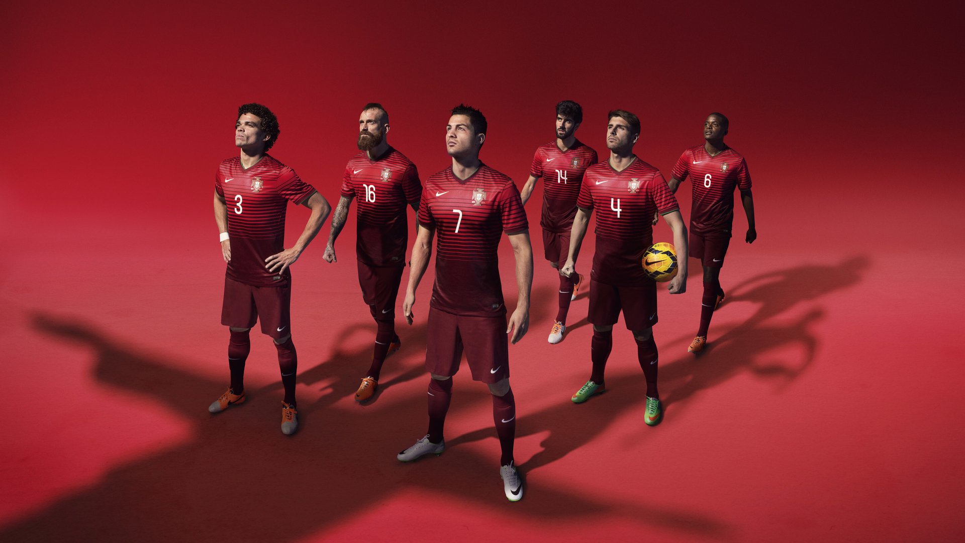 爱游戏体育-中国足球国家队总结战术失误案例强化应对策略，足球重大失误